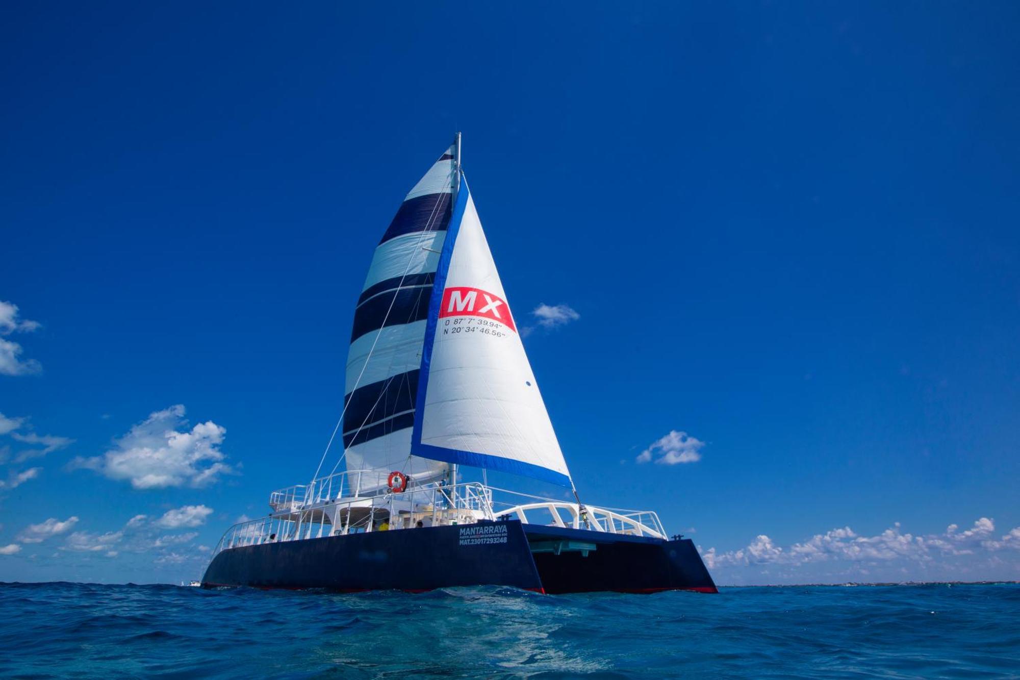 Hotel Xcaret Mexico All Parks All Fun Inclusive (Adults Only) 신데 델 카르멘 외부 사진 A catamaran